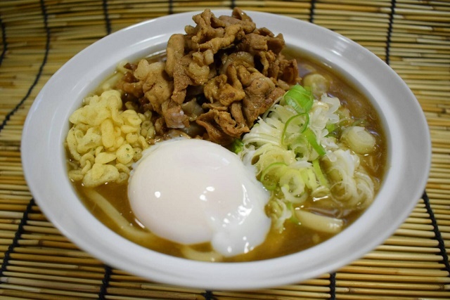 【メガKINGカレーうどん】限定5食！
・昨年新登場したKINGカレーうどんのさらに上を行くうどん。
今年はメガKINGカレーうどんです。
うどんも肉もネギも天かすもマシマシの数量限定メガ盛りうどんです。
■価格：1,000円　
■販売店舗：なすのまきうどん(バックスタンド)