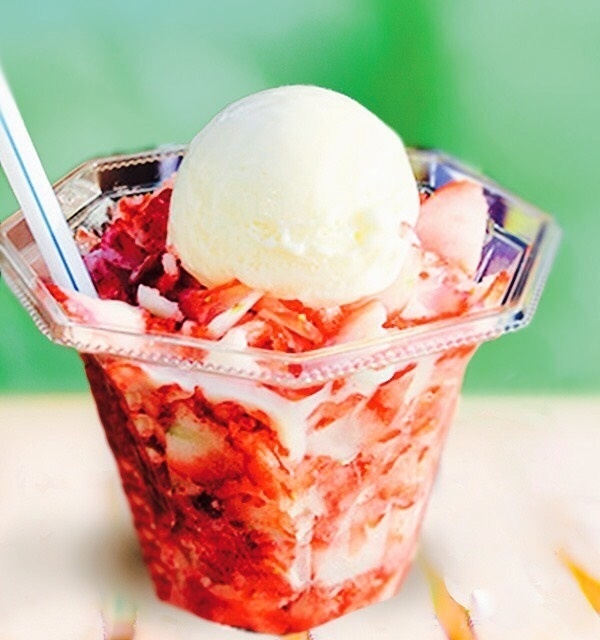 【とちおとめけずり】
・栃木県産とちおとめを急速冷凍し、ふんだんに削ってみました。
上には濃厚バニラアイスをON！
＋100円でチョコレートがけバージョンも追加しました。
■価格：500円
■販売店舗：18diners(イベントエリア)