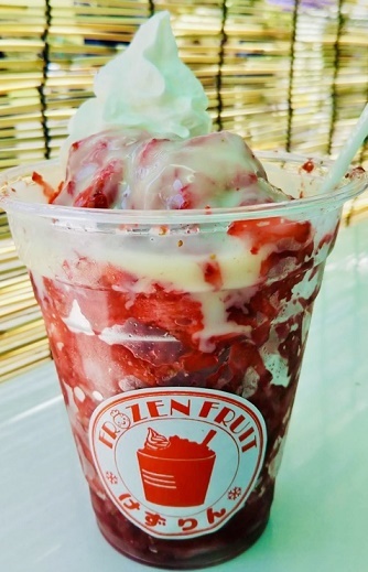 【けずりイチゴ】
・100％冷凍の果実のみをけずった贅沢なスイーツです！
北海道産の練乳がたっぷりとかかっていますので、よくかき混ぜてお召し上がりください！
■価格：500円