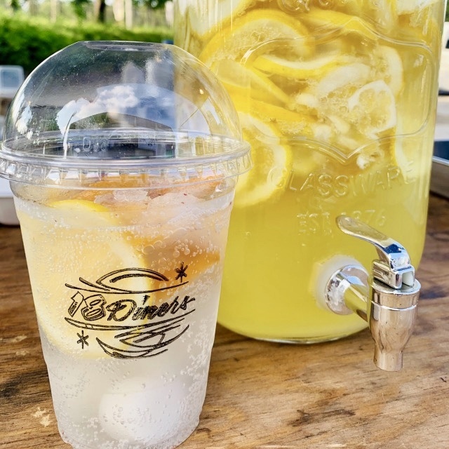 【フルーツポンチ】
・シュワシュワの中にはフルーツ＆白玉が盛りだくさん。食べて飲んで２度おいしい！
■価格：500円
■販売店舗：18diners(イベントエリア)