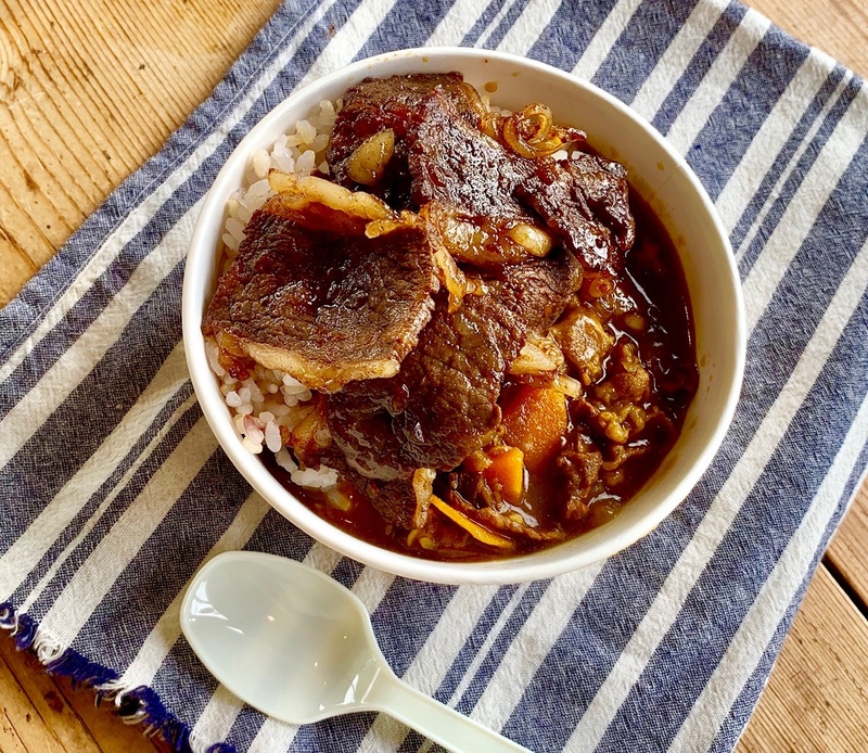 【前田牛焼肉のせカレー】
・前田牧場の脂が少ないヘルシーな牛肉を使ったカレー。スパイスを厳選したコクのある味はホテルのカレーにも引けをとらない美味しさです。
■価格：700円
■販売店舗：前田牧場(ファンエリア)