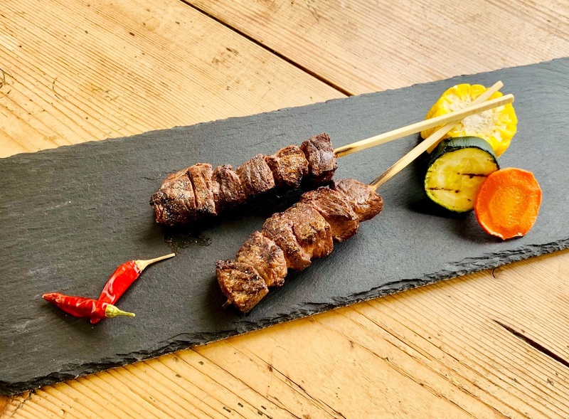 【前田牛牛串】
・大田原市、前田牧場の赤身牛。脂が少なくヘルシーでどなたにも好まれるクセのない美味しさ。
■価格：500円
■販売店舗：前田牧場(ファンエリア)