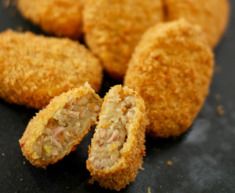 【コロッケ】
・1日に2,000個売れる！大田原市の佐久山コロッケ。
自然豊かな環境で飼育された千本松豚の上質な脂のコク、国産野菜の甘みと食感がたまらない逸品です！
■価格：150円
■販売店舗：和気精肉店(ファンエリア)