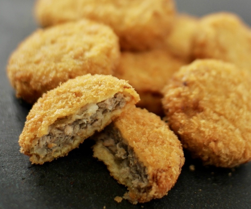 【メンチカツ】
・1日に1,300個売れる！大田原市の佐久山メンチカツ。
厳選された最上級の逸品、とちぎ和牛「匠」を使用。牛をまるごと買い付ける和気精肉店だからできる、とちぎ和牛「匠」入りの最高級メンチ。
■価格：200円
■販売店舗：和気精肉店(ファンエリア)