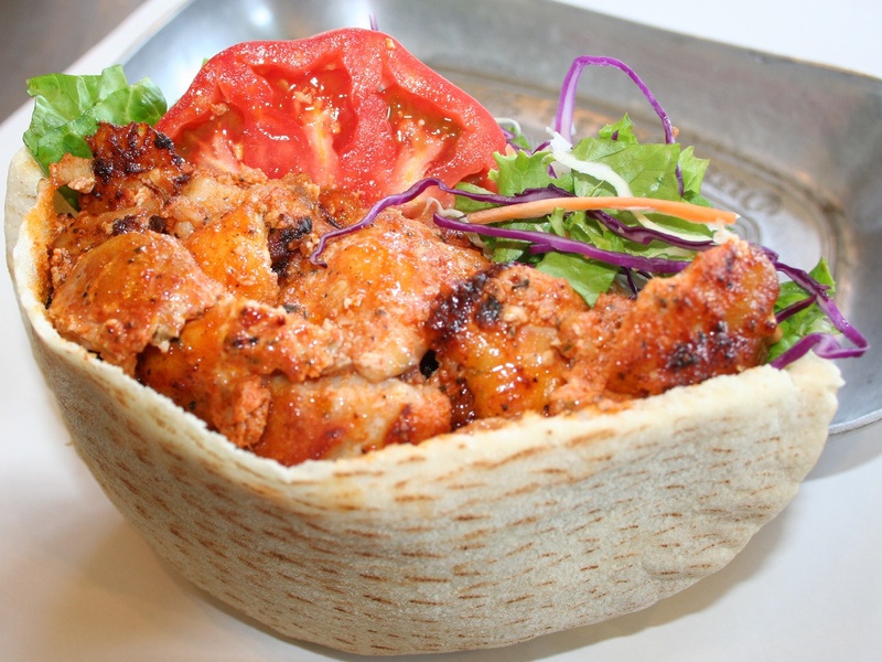 【チキンケバブサンド】
回転焼肉を挟んだもも肉100%のジューシーなチキンケバブサンド！特製のソースも選べます！
■価格：600円
■販売店舗：ケバブキッチン(ファンエリア)