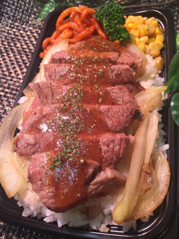 【牛ステーキ丼】
・やわらか肩ロースステーキをどっさり乗せたボリューム満点のメニュー！
■価格：1,000円
■販売店舗：ビクトリーステーキ(ファンエリア)