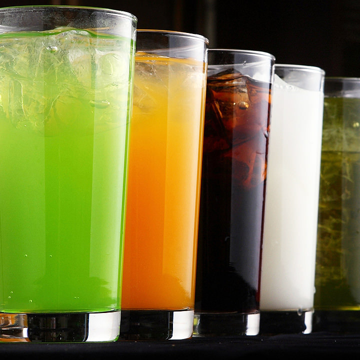 【ソフトドリンク各種】
・試合前も、試合中もしっかり水分補給をして観戦に臨んで下さい！
各店でさまざまなドリンクをご用意しておりますので、どうぞお好きなドリンクで喉を潤しましょう！
※写真はイメージです。
■価格：250円
■販売店舗
<ファンエリア>ミスターチキン、ビクトリーステーキ、スポーツカフェ92、プロフィール
<メインスタンド下>サンドイッチカフェドリーム
<イベントエリア>18diners
<バックスタンド>ダ・ネイデ、スウィーツブリス、バンクシー、サンドイッチカフェドリーム