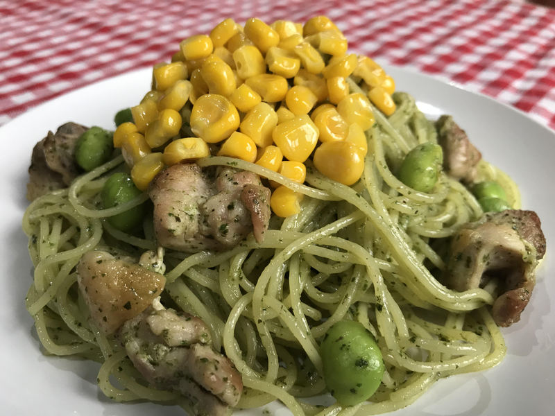 【若どりとコーンのジェノベーゼパスタ】
・若鶏もも肉と枝豆を、千葉県と言えば落花生ということでピーナッツを練りこんだバジリコソースでさっぱりと仕上げました！さらにイエローダービーでコーンをトッピング！
■価格：600円
■販売店舗：Sports Cafe92(ファンエリア)