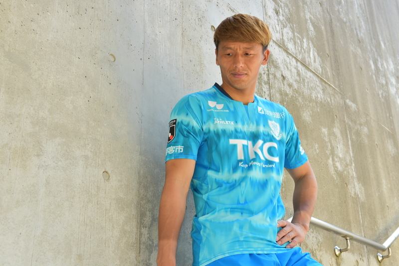 【2019サマーユニフォーム】
・7/27柏レイソル戦から4試合限定で着用するサマーユニフォームは好評発売中!
トレンドのタイダイ柄を意識した斬新なデザインで、夏の戦いをスタイリッシュに、力強く戦いましょう!
■価格:14,580円
■販売場所:ファンエリアグッズ売店、ホームゴール裏グッズ売店
⇓商品詳細はこちらから
https://www.tochigisc.jp/info/10723