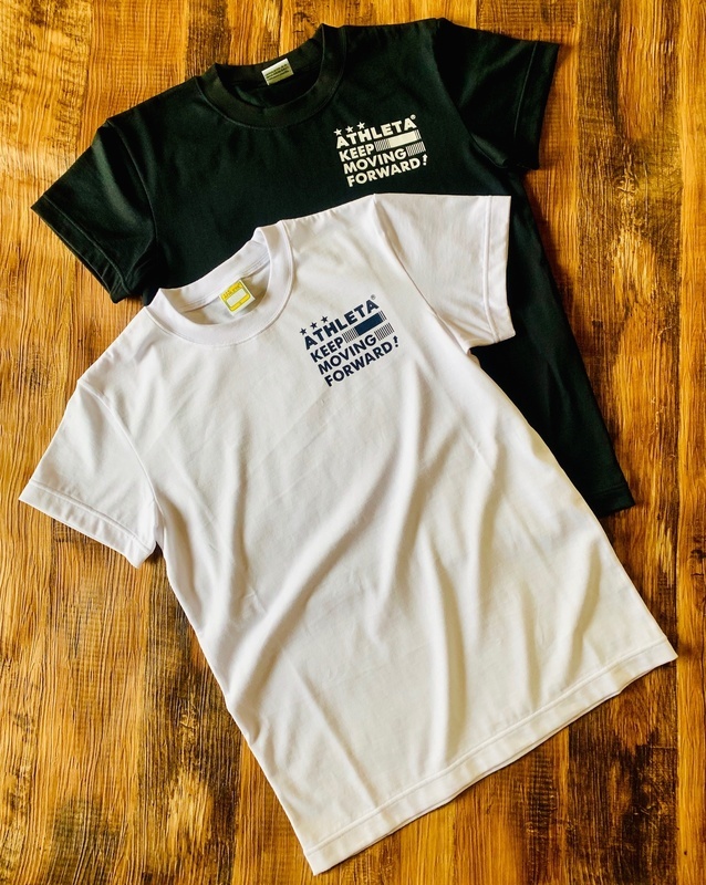 【アスレタカジュアルTシャツ】
・シンプルで着用する場所を選ばない新作Tシャツの登場!
ブラック&ホワイトの2色展開。
■価格:4,104円
■サイズ:S,M,L,O,XO
■販売場所:ファンエリア内グッズ売店、ホームゴール裏グッズ売店