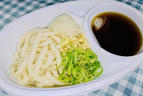 【つけ汁おろしうどん】
・つけ汁うどんにおろしを乗せたサッパリうどん、今年も登場です。暑い日には冷たい汁のおろしうどんでサッパリ！夏季限定販売。
■価格：500円
■販売店舗：なすのまきうどん(バックスタンド)