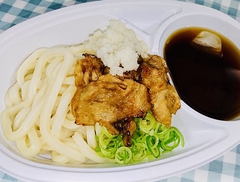 【つけ汁おろし肉うどん】
・つけ汁肉うどんにもおろし始めました。やっぱり暑いときこそ肉を！！・・・そして熱く熱くチームの応援を！！つけ汁うどんにたっぷり肉と、さっぱりおろしでお召し上がり下さい！！どうぞ今年も宜しくお願いします。夏季限定です。
■価格：700円
■販売店舗：なすのまきうどん(バックスタンド)