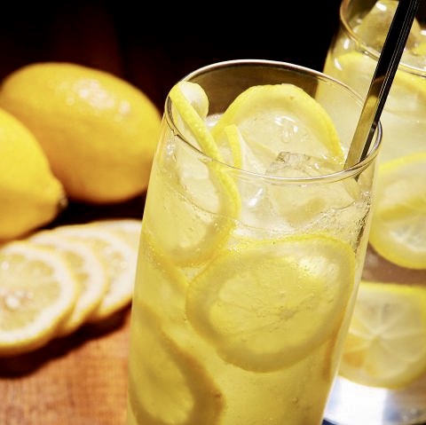 【パナシェ】
・レモネード+ビールでビールの持つほろ苦さと炭酸飲料の甘さが、はじける泡に混じって飲み口は爽快。
■価格:500円
■販売店舗:18diners(ファンエリア)
