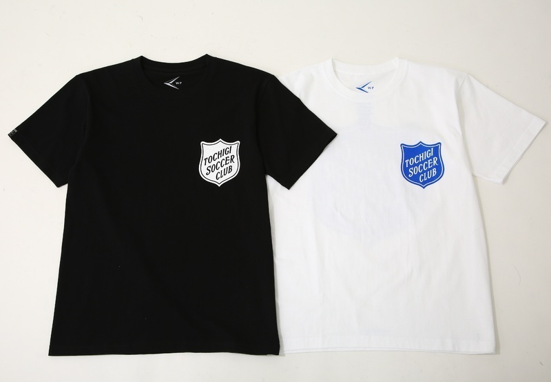 ・《TOCHIGI SC×WP×ARKnets》　EMBLEM LOGO TEE
ARKnetsが展開する、アルファベットの23番目の文字「W」をキーワードに、リストリクトのクリエイティブ集団がディープ、そしてハイブリットに独創する新進ブランド『 WP 』がデザインを監修。
WPのアイコンであるエンブレムロゴを《 栃木SC 》に染め上げた、コラボレーションならではの一枚。
※こちらの商品売上の利益は全て栃木ＳＣに寄付されます。
カラー：ホワイト・ブラック　2色　　サイズ：M・L・XL・XXL　　価格：5,000円(税込)
