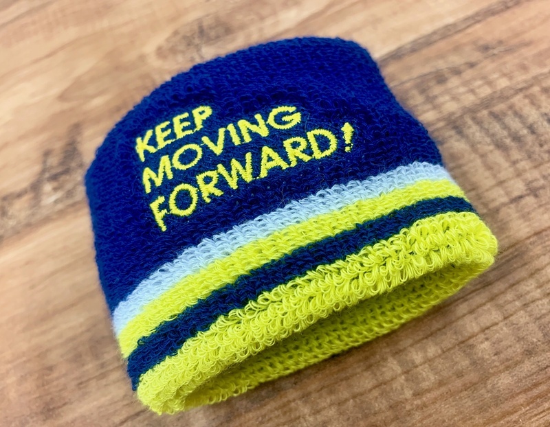 【リストバンド】
・クラブフィロソフィー「KEEP MOVING FORWARD」が刺繍されたパイル地のリストバンド。
■価格：540円
■サイズ：5×8センチ
■販売場所：ファンエリア内グッズ売店、ホームゴール裏グッズ売店