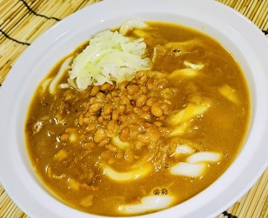 【納豆カレーうどん】
・1番人気のカレーうどんに、水戸といえば納豆をトッピングしちゃいました！！
これがまた合うんです。残暑厳しい暑い日にも、あえての熱々（暑々）のうどんをどうぞご賞味ください！！
■価格：600円
■販売店舗：なすのまきうどん(バックスタンド)※こちらのメニューはホームゴール裏エリアでの販売につき、ビジターチームグッズを身に着けてのご購入はいただけません。
なお、ビジターゴール裏チケットをお持ちのお客様は、北ゲートより再入場していただく必要がございます。



