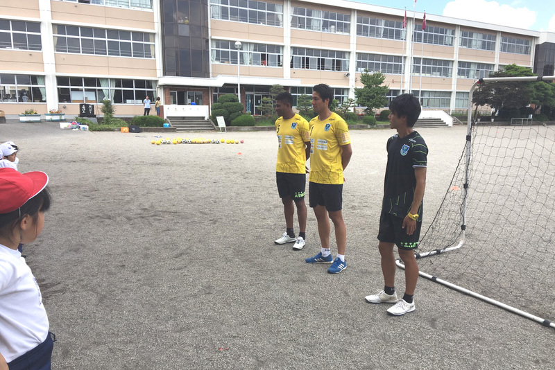 準備運動では２人組でボールを持ちながら、選手にボールを取られないように頑張っていました。選手にボールを取られたら必死に取り返しに行っています。