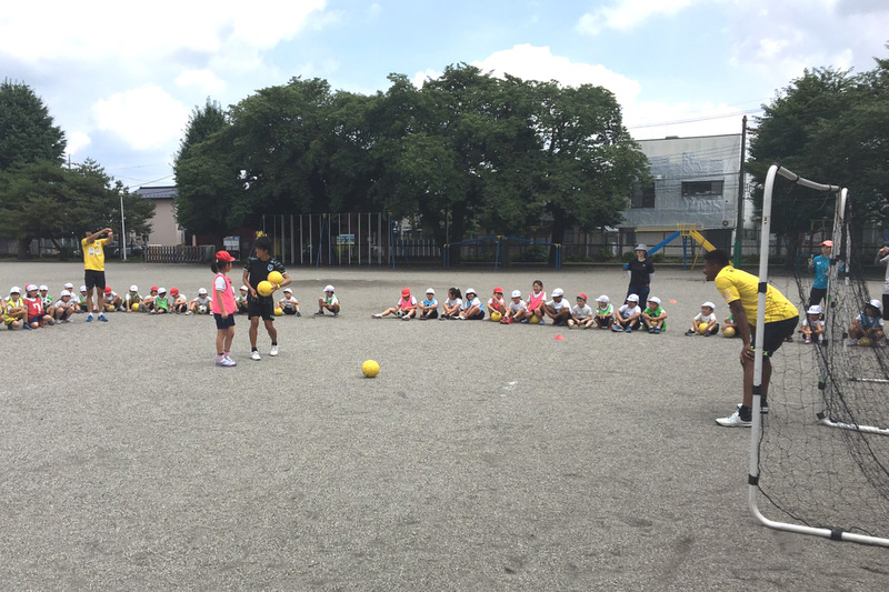 お待ちかねのミニゲーム。男の子も女の子も白熱したゲームとなりました。みんな夢中でボールを追いかけ、生徒たちは楽しそうに選手と一緒にボールを追いかけサッカーを楽しんでいました。