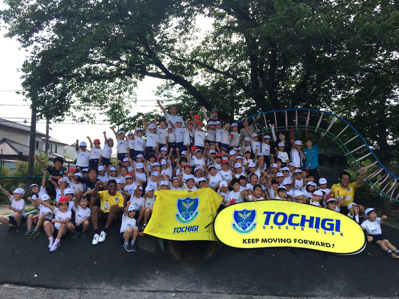 選手達は生徒たちに、「自分の夢を追いかけてください。夢を叶えるためには常に感謝の気持ちを忘れないでください」と伝えていました。最後に選手全員のサインが入ったフラッグを学校にプレゼントいたしました。
&nbsp;
  ＜ゆめプロジェクトとは＞&nbsp;栃木サッカークラブの社会貢献活動の一環として、選手・スタッフが学校において講話や実技を行い、スポーツを通じてこどもたちとの交流を図ることにより、子ども達の心身の健全な発達に対して積極的に関与・貢献していくことを目的としています。