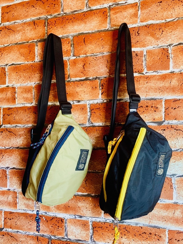 【OMCC PACKABLE Fanny Pack】
・観戦時だけでなくデイリー使いやアウトドア、フェスなどでも大活躍するアイテムです！
少し小さめのサイズでなので最小限の持ち物だけで出かけたいときに邪魔になりません。小さく収納できるパッカブルタイプにしたことで、旅行先や移動時のバッグとしてもピッタリ！
素材は撥水性に優れたリップストップナイロンを使用しているので少々の雨でもへっちゃら。
OMCCタグとチームオリジナルタグのダブルブランド商品です。
OMCC（オーエムシーシー）－ Ocean × Mountain × City × Creation
海（OCEAN）、山（MOUNTAIN）、街（CITY）で遊ぶときに使って便利なアイテム、楽しいアイテム、そして一味違うオリジナルなアイテムをコンセプトに企画、デザインしているブランド。
