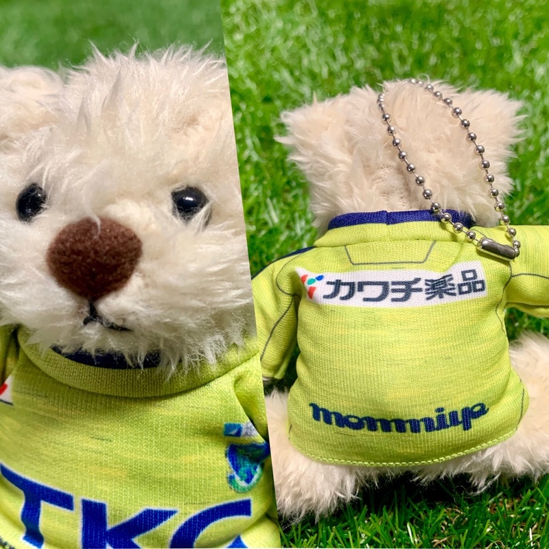 【ユニフォームベア】
・大人気ユニフォームベア2019verが登場！
見てくださいこの愛くるしい顔♪
■価格：1,944円
■サイズ：約９センチ
■販売場所：ファンエリア内グッズ売店、ホームゴール裏グッズ売店
※写真のユニフォームカラーと実際のユニフォームカラーは若干異なります。