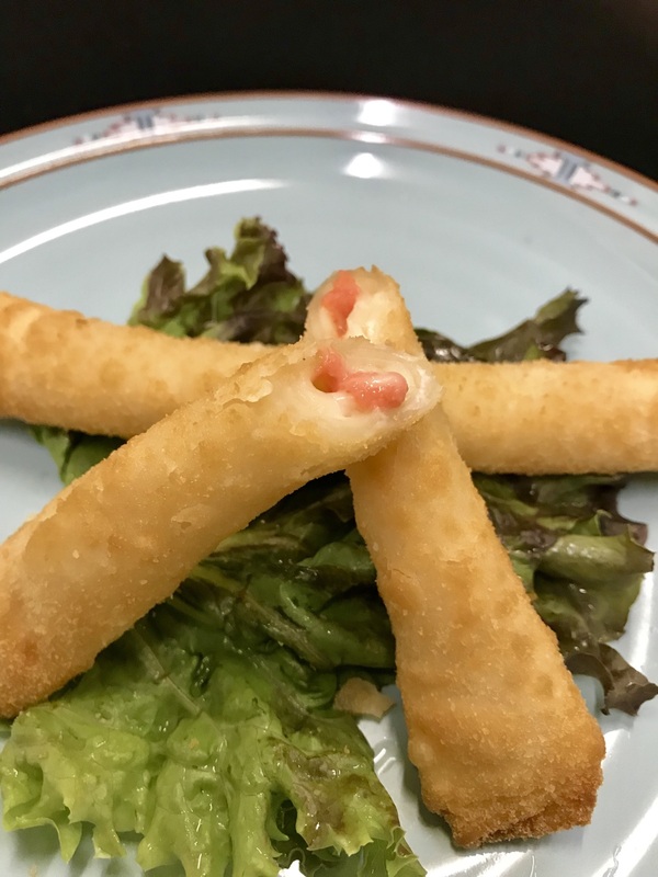 【明太チーズスティック】
・福岡戦限定！毎年大人気の明太チーズスティックです。
とろーりモッツァレラチーズと明太子のコラボはおつまみにぴったり！
■価格：2本300円
■販売店舗：ダ・ネイデ(バックスタンド)
※こちらのメニューはホームゴール裏エリアでの販売につき、ビジターチームグッズを身に着けてのご購入はいただけません。
なお、ビジターゴール裏チケットをお持ちのお客様は、北ゲートより再入場していただく必要がございます。
