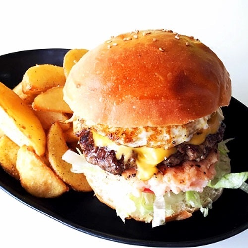 【フクちゃんの明太タラモバーガー】
・福岡といえば明太子。ということで明太タラモ（明太子使用のマッシュポテト）をトッピング。店主（福岡）が作ります！
■価格：700円
■販売店舗：18diners(ファンエリア)