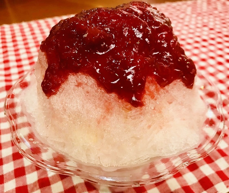 【ベリースノーマウンテン】

・いちごソース、練乳、チーズケーキのプレミアムかき氷です！
■価格：500円
■販売店舗：Sports Cafe92(ファンエリア)