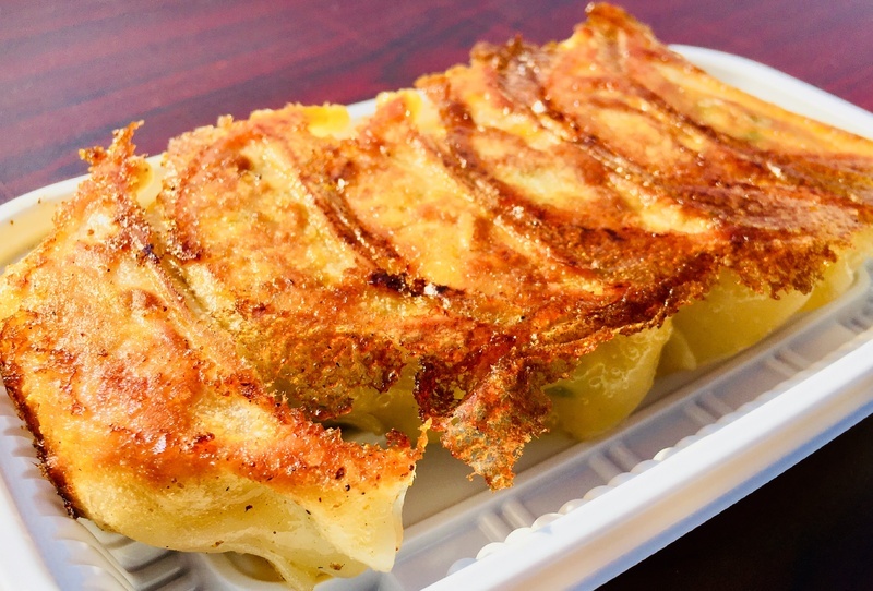 【宇都宮餃子】
・お手軽な宇都宮のソウルフードといえば、やっぱり餃子！
アツアツの焼きたてを目の前で焼き上げます！
■価格：300円
■販売店舗：宇都宮餃子会(ファンエリア)