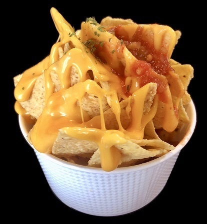 【チーズナチョス】
・豪快にチェダーソースをかけた本場さながらのナチョスは絶品！
是非ご賞味下さい！
■価格：500円
■店舗：Eight Cranes(ファンエリア)