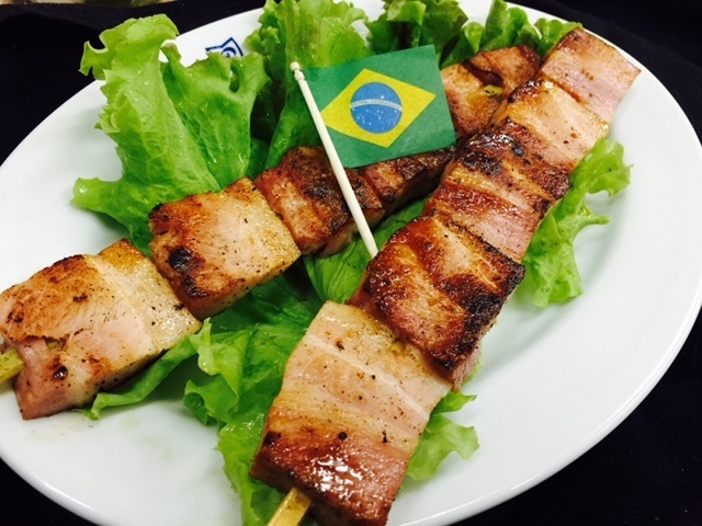 【ベーコン串】
・にんにく風味のベーコン☆
ビールのお供にピッタリ！
■価格：500円
■販売店舗：ダ・ネイデ(バックスタンド)
※こちらのメニューはホームゴール裏エリアでの販売につき、ビジターチームグッズを身に着けてのご購入はいただけません。
なお、ビジターゴール裏チケットをお持ちのお客様は、北ゲートより再入場していただく必要がございます。
