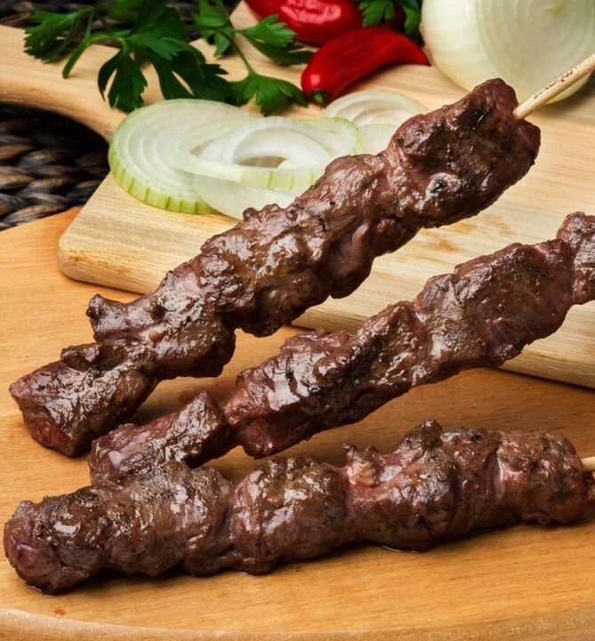 【シュラスコ】
・ブラジルといったらこれ！
本場の味付けです☆
■価格：600円
■販売店舗：ダ・ネイデ(バックスタンド)
※こちらのメニューはホームゴール裏エリアでの販売につき、ビジターチームグッズを身に着けてのご購入はいただけません。
なお、ビジターゴール裏チケットをお持ちのお客様は、北ゲートより再入場していただく必要がございます。
