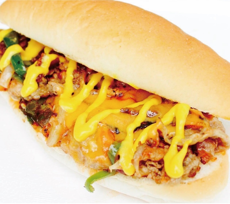 「チーズステーキ」
・フィラデルフィア発祥のサンドウィッチ。牛肉にBBQソースを絡め、チェダーチーズたっぷりでボリューム満点です！
■価格：700円
■販売店舗：バンクシー(バックスタンド)
※こちらのメニューはバックスタンド(A,B自由席)チケットをお持ちでないとご購入いただけません。