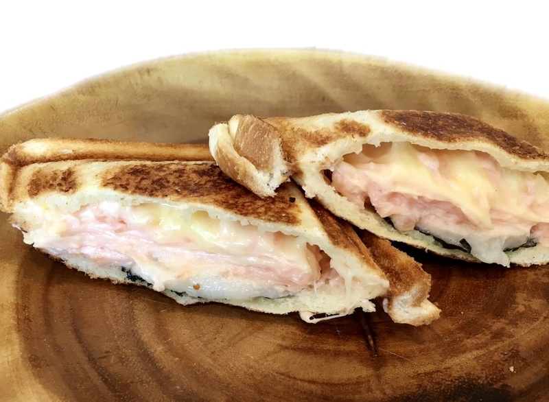 【明太もちチーズ】
・明太子がとろーりチーズとお餅の相性抜群でたまらない美味しさ！
■価格：500円
■販売店舗：サンドウィッチカフェDream(メインスタンド下)