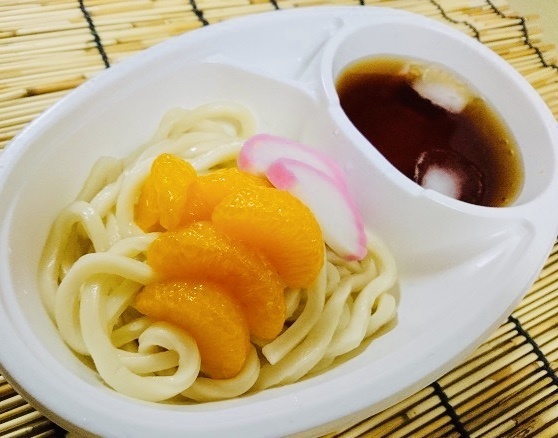 【お子様みかんうどん】
・お客様（おこちゃまのお客様）からのご要望が多かったため復活です！！
お子様からの「みかんのうどん食べたい」の声には応えない訳にはいきません！！
数量限定になりますが、どうぞ宜しくお願いします！
※こちらの商品は小学生以下のお子様限定となります。
※こちらのうどんには他のトッピング等は出来かねますのでご了承ください。
■価格：400円
■販売店舗：なすのまきうどん(バックスタンド)
※こちらのメニューはホームゴール裏エリアでの販売につき、ビジターチームグッズを身に着けてのご購入はいただけません。
なお、ビジターゴール裏チケットをお持ちのお客様は、北ゲートより再入場していただく必要がございます。