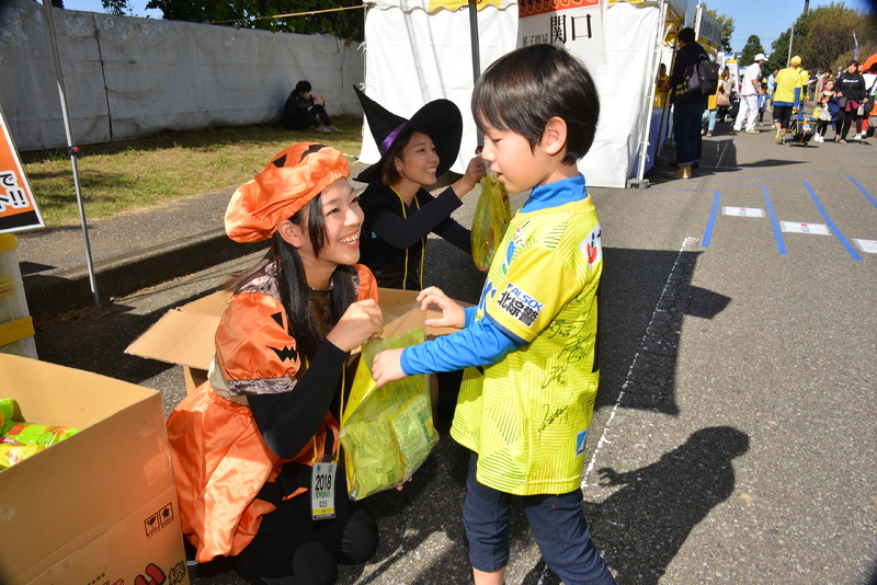 菓子の関口presents「トリック・オア・トリートでお菓子をGET！」
ファンエリアにいるハロウィン仮装のスタッフに「トリックオアトリート!」と伝えると、菓子問屋関口様よりハロウィンお菓子をプレゼント！※小学生以下のお子様限定。無くなり次第、終了となります。
○場所：ファンエリア○時間：11：00～ なくなり次第終了


▼イベント情報はこちら
https://www.tochigisc.jp/game/#event_introducrion