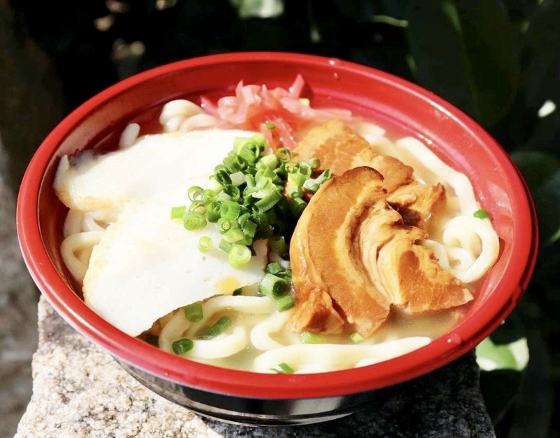 【沖縄そば】
・こだわりの三枚肉を使ったほなっく沖縄そば。蕎麦粉は一切使用していないのが沖縄そばの特徴です。
■価格:700円
■販売店舗:美ら島家(ファンエリア)
