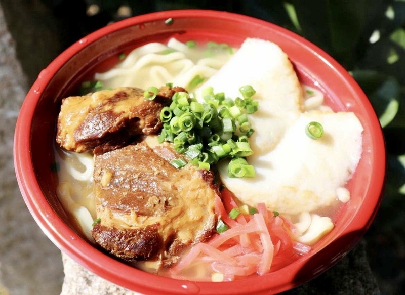 【ソーキそば】
・ソーキをじっくり煮込んでとろとろ軟骨ソーキに仕上げました。コラーゲンたっぷりのソーキそばです。
■価格:800円
■販売店舗:美ら島家(ファンエリア)