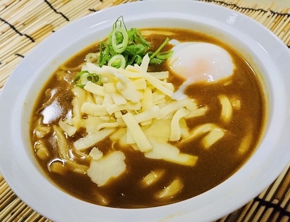 【チーズかれーうどん】
・人気のカレーうどんに、まろやか～になる温玉と、とろ～りとろけるチーズをたっぷり乗せました。これからの季節にピッタリのとっても温まるうどんです。
■価格：700円　
■販売店舗：なすのまきうどん(バックスタンド)
※こちらのメニューはホームゴール裏エリアでの販売につき、ビジターチームグッズを身に着けてのご購入はいただけません。
なお、ビジターゴール裏チケットをお持ちのお客様は、北ゲートより再入場していただく必要がございます。