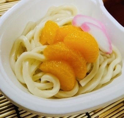 【お子様みかんうどん】※数量限定
・数量限定　※温かいつゆでご提供になります。お客様（おこちゃまのお客様）からのご要望が多かったため復活です！！お子様からの「みかんのうどん食べたい」の声には応えない訳にはいきません！！数量限定になりますが、どうぞ宜しくお願いします！！※温かいつゆでご提供になります。※こちらの商品は小学生以下のお子様限定となります。※こちらのうどんには他のトッピング等は出来かねますのでご了承ください。
■価格：400円　
■販売店舗：なすのまきうどん(バックスタンド)
※こちらのメニューはホームゴール裏エリアでの販売につき、ビジターチームグッズを身に着けてのご購入はいただけません。
なお、ビジターゴール裏チケットをお持ちのお客様は、北ゲートより再入場していただく必要がございます。