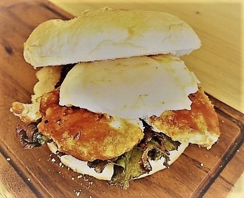 【ナポリタンB(バーガー)C】
・大宮名物ナポリタンをバーガーにアレンジしました。
チキンカツと目玉焼きを挟み、自家製ナポリタンソースをかけました。
■価格：600円
■販売店舗：18diners(ファンエリア)