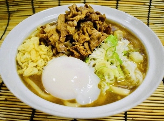 【KINGカレーうどん】
・栃木県産小麦を使用した人気NO.1のカレーうどんに地元産ネギ、国産豚肉、天かすをのせたお得な一杯です。
間違いのない旨さをお試し下さい!
■価格:800円
■販売店舗:なすのまきうどん(バックスタンド)
※こちらのメニューはホームゴール裏エリアでの販売につき、ビジターチームグッズを身に着けてのご購入はいただけません。
なお、ビジターゴール裏チケットをお持ちのお客様は、北ゲートより再入場していただく必要がございます。