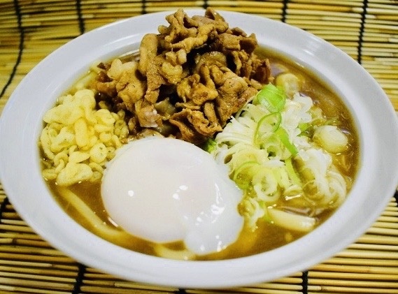 【KINGカレーうどん】
・栃木県産小麦を使用した人気NO.1のカレーうどんに地元産ネギ、国産豚肉、天かすをのせたお得な一杯です。
間違いのない旨さをお試し下さい！
■価格：800円
■販売店舗：なすのまきうどん(バックスタンド)
※こちらのメニューはホームゴール裏エリアでの販売につき、ビジターチームグッズを身に着けてのご購入はいただけません。
なお、ビジターゴール裏チケットをお持ちのお客様は、北ゲートより再入場していただく必要がございます。