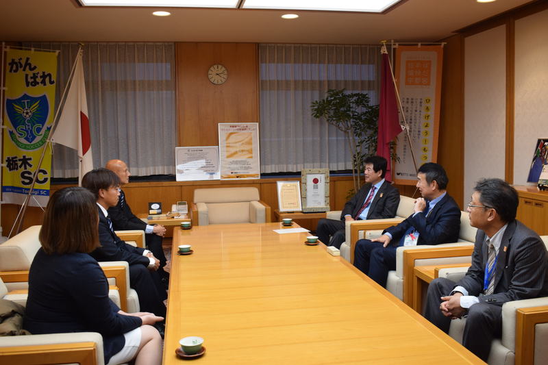 「Ｊ２に残っていただきありがとうございます。これからも宇都宮市を上げて応援していきます。」という激励のお言葉に対し、田坂監督は「今年苦しい状況の中応援してくださった皆様のためにも、来年ももがきながら少しでも上位を目指します。」と誓いました。