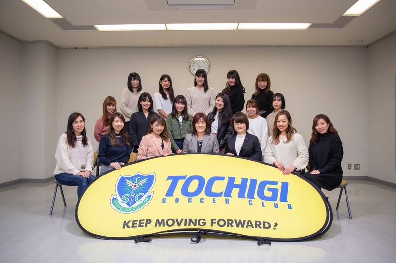 16名のメンバーと伊巻由美子ＳＣチアーズ代表、小田ホームタウン担当で2020年への決意を新たに記念撮影。