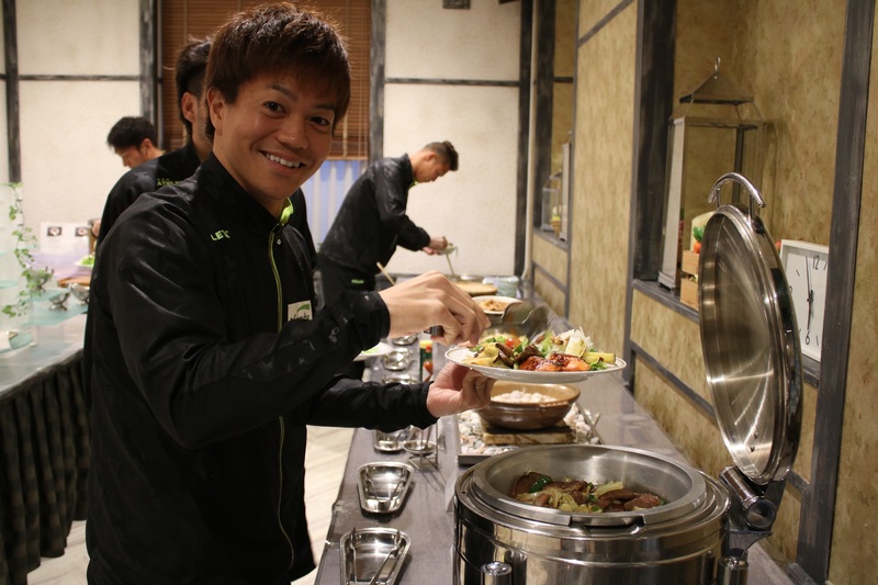 選手たち、トレーニング後にはしっかり食べて次の日のトレーニングに向けて備えております！写真は黒﨑隼人選手と大﨑淳矢選手！