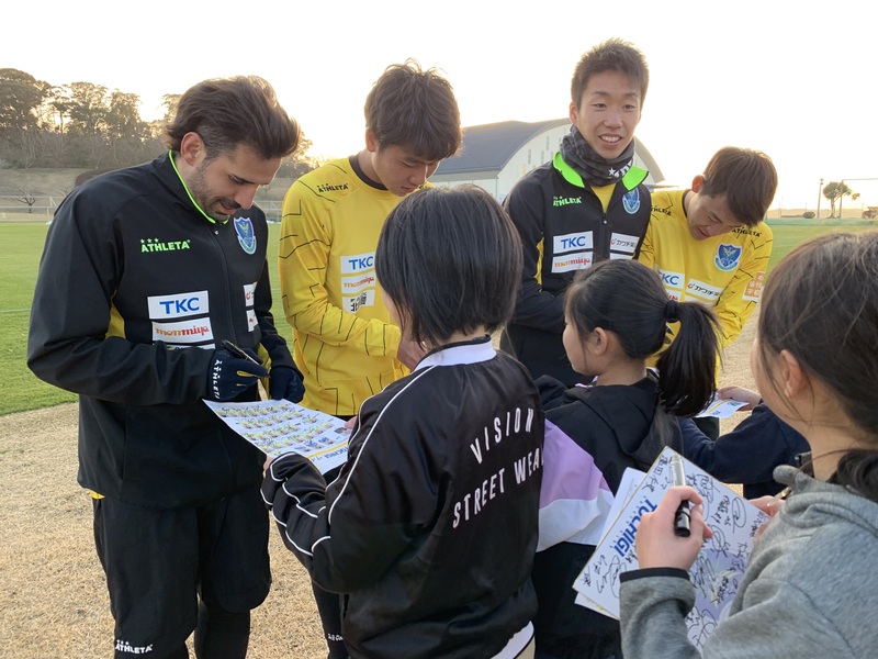 トレーニング後。地元の小学生の子どもたちが学校が終わってから見学に来てくれました！