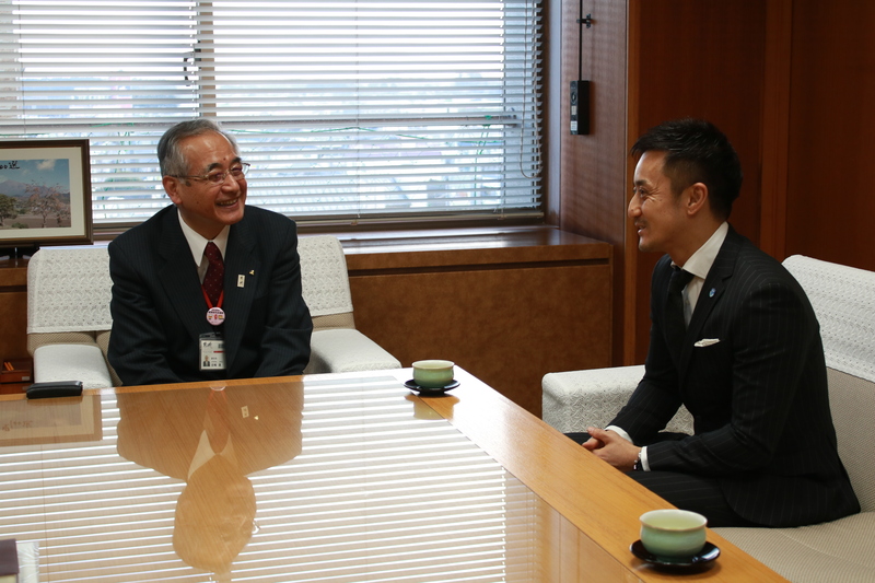 午後には、橋本大輔代表取締役社長が都城市役所へ表敬訪問を行いました。
岩崎透副市長様にお出迎え頂きました。