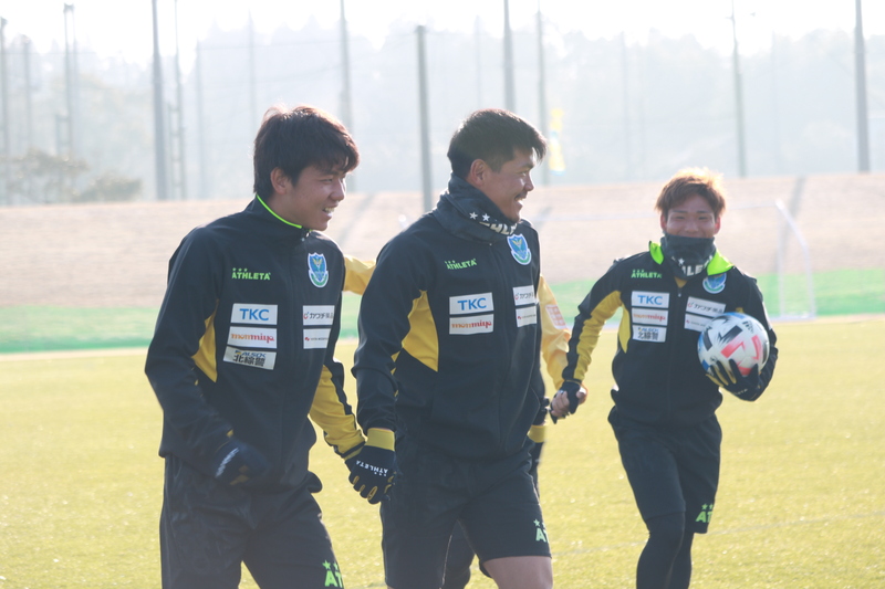 二人一組で行うトレーニング。有馬幸太郎選手と瀬川和樹選手の笑顔。