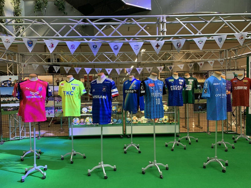 宮崎ブーケンビリア空港に到着すると、Jリーグクラブの各チームのユニフォームの展示などもありました。